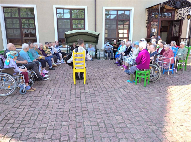Пансионат для даунов в аксае золотая осень. Дом престарелых в Крекшино Московской области.